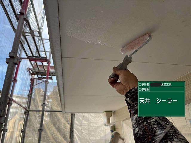 明石市の戸建て　軒天のシーラー作業